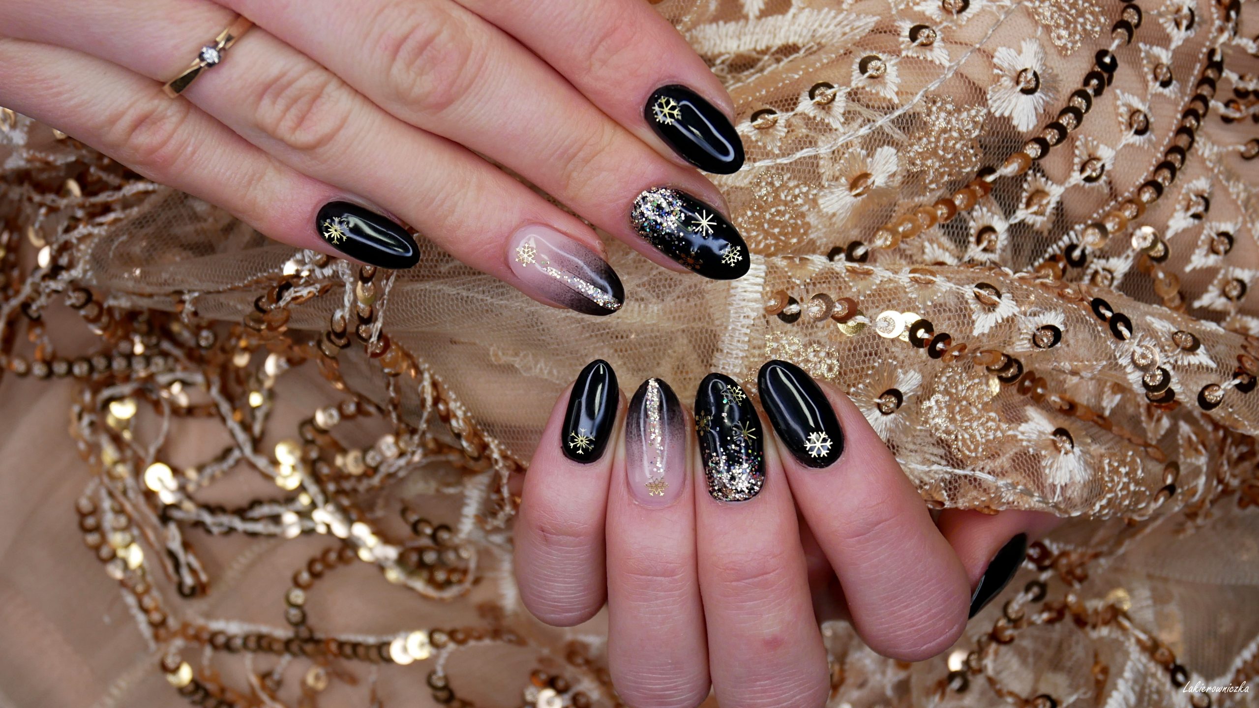 czarno-zlote-paznokcie-na-impreze-hybrydy-black-gold-nails-hybrid-Victoria-vynn-Lakierowniczka